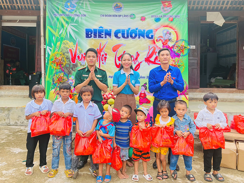Đại diện các đơn vị trao quà Trung thu cho trẻ em bản Cây Cà xã Trường Sơn.