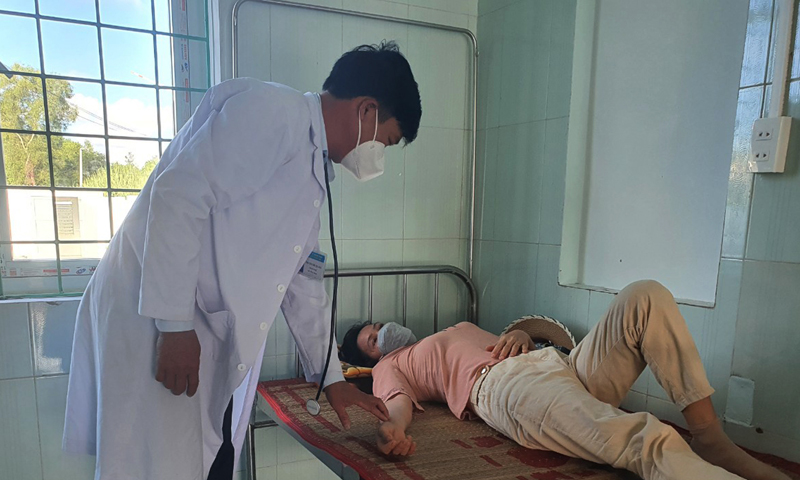 Khám cho bệnh nhân đang điều trị SXH tại Trạm Y tế xã Hồng Thủy.