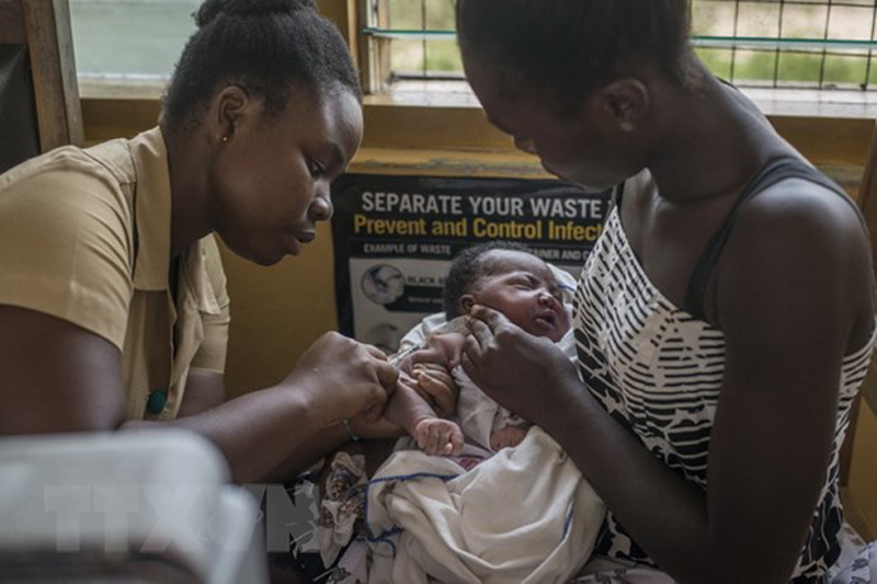Nhân viên y tế tiêm vaccine ngừa sốt rét cho trẻ em tại Cape Coast, Ghana ngày 30/4/2019. (Ảnh: AFP/TTXVN)