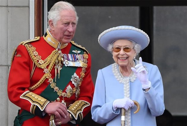 Trong ảnh (tư liệu): Nữ hoàng Anh Elizabeth II (phải) và Thái tử Charles tại lễ diễu hành mừng Đại lễ Bạch Kim của Nữ hoàng, ở London ngày 2/6/2022. (Ảnh: AFP/ TTXVN)