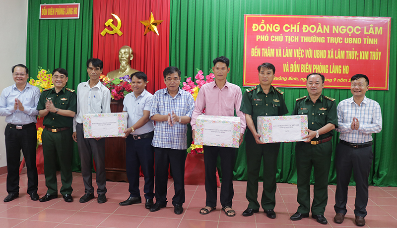 Đồng chí Phó Chủ tịch Thường trực UBND tỉnh, Trưởng Ban Chỉ đạo công tác biên giới tỉnh Đoàn Ngọc Lâm tặng quà cho Đồn Biên phòng Làng Ho và các địa phương.