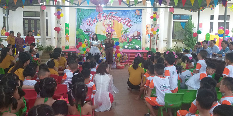Đồng chí Trưởng ban Dân vận Tỉnh uỷ Lê Văn Bảo tặng quà cho các cháu ở Trường mầm non Hàm Ninh (Quảng Ninh). 