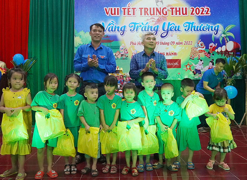 Đại diện lãnh đạo Ủy ban MTTQ Việt Nam huyện Quảng Trạch và Đoàn khối CCQ tỉnh trao quà cho các em học sinh.