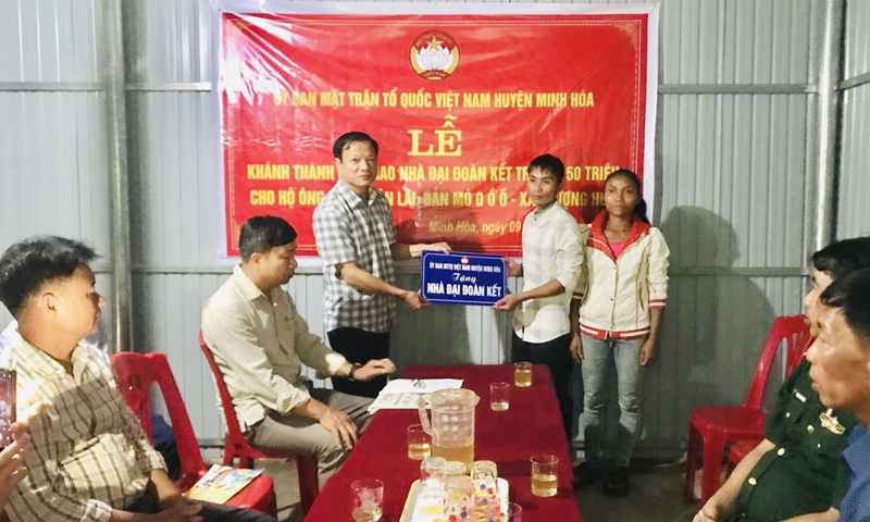 Đại diện Ủy ban MTMTTQVN huyện Minh Hóa trao tặng nhà  