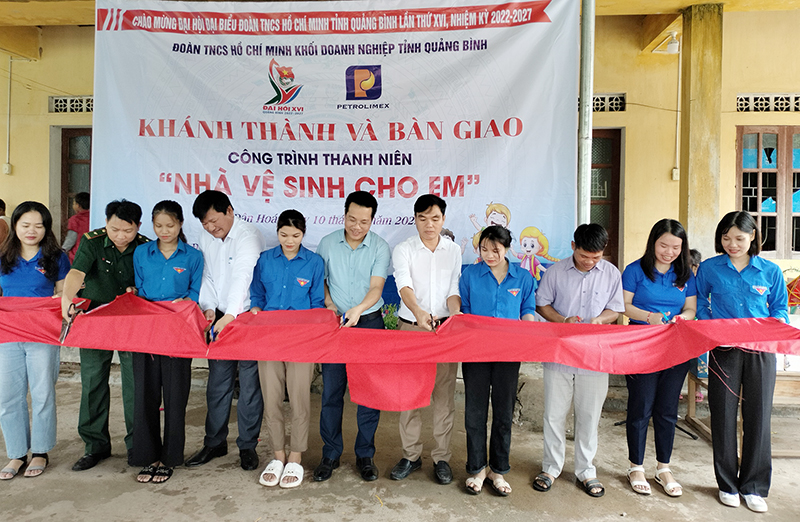 Các đại biểu cắt băng khánh thành công trình thanh niên “Nhà vệ sinh cho em” tại điểm trường K-Ai (xã Dân Hóa, huyện Minh Hóa).