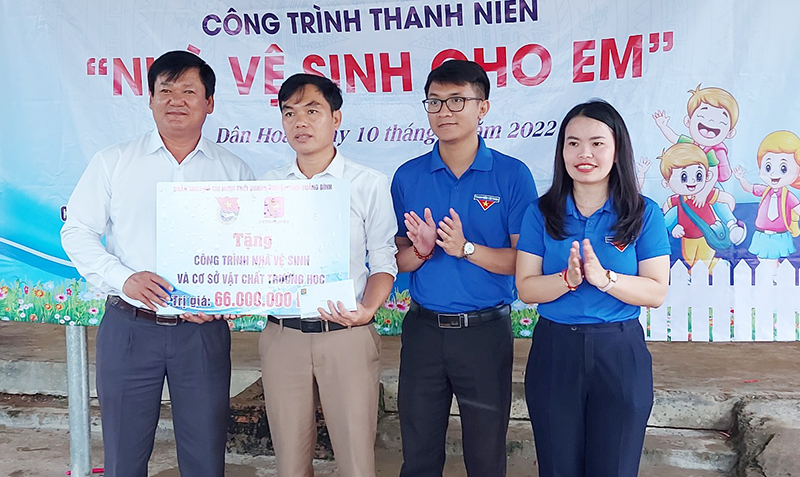Đại diện lãnh đạo Đoàn khối DN tỉnh trao tặng công trình thanh niên “Nhà vệ sinh cho em” cho điểm trường K-Ai (xã Dân Hóa, huyện Minh Hóa).