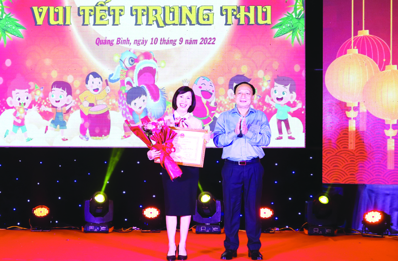 Đồng Chí Trần Hải Châu, Phó Bí Thư Thường trực Tỉnh ủy, Chủ tịch HĐND tỉnh trao bằng khen của UBND tỉnh cho Nhà Thiếu nhi tỉnh vì đã có những thành tích cao trong chương trình Festival năm 2022.
