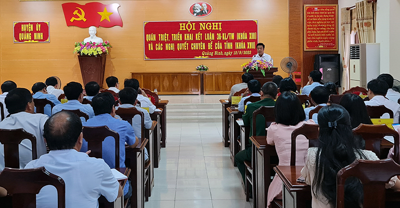 Đồng chí Bí thư Huyện uỷ Quảng Ninh Trần Quốc Tuấn trao thưởng cho học sinh có thành tích cao trong năm học 2021-2022.