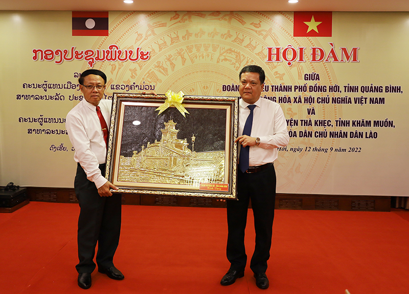 Đại diện lãnh đạo TP. Đồng Hới tặng quà lưu niệm cho đoàn đại biểu huyện Thà Khẹc.