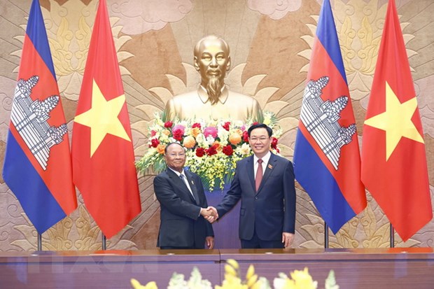 Chủ tịch Quốc hội Vương Đình Huệ và Chủ tịch Quốc hội Campuchia Samdech Heng Samrin. (Ảnh: Doãn Tấn/TTXVN)