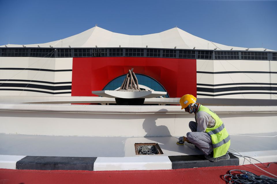 Một công nhân đang hoàn thiện những công việc cuối cùng tại sân vận động Al Bayt, một trong những địa điểm tổ chức World Cup Qatar 2022. Ảnh: Reuters