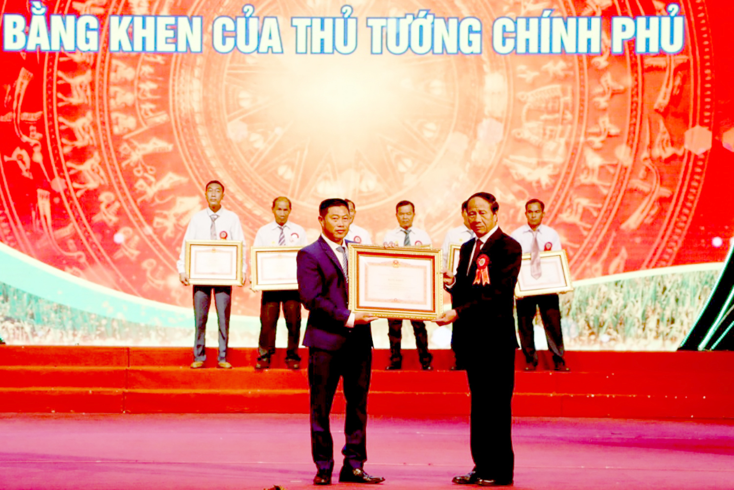 Uỷ viên Trung ương Đảng, Phó Thủ tướng Chính phủ Lê Văn Thành trao bằng khen của Thủ tướng cho hội viên Hoàng Minh Thắng