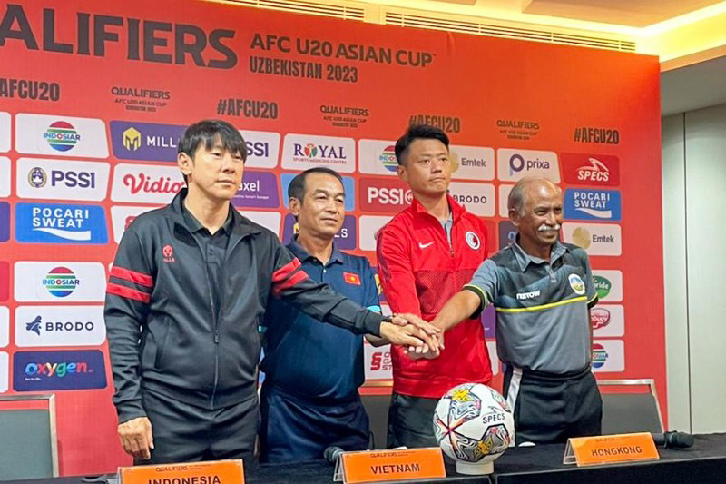 Các huấn luyện viên trưởng của 4 đội tuyển tranh tài tại bảng F vòng loại U20 châu Á 2023. (Ảnh: VFF)