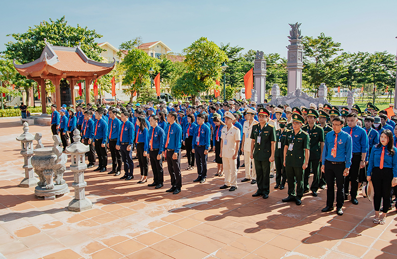 Đoàn đại biểu Đại hội Đoàn tỉnh lần thứ XVI dâng hương tại Đền thờ Bác Hồ và các Anh hùng liệt sỹ.