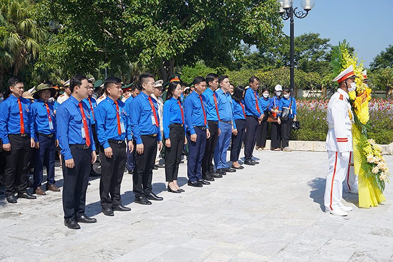 Đoàn đại biểu Đại hội Đoàn tỉnh lần thứ XVI dâng hoa tại Nghĩa trang Liệt sỹ Ba Dốc.