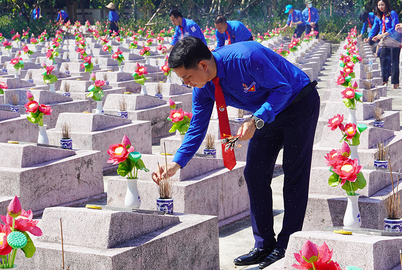 Đồng chí Bí thư Tỉnh đoàn Đặng Đại Bàng thắp hương tại phần mộ các Anh hùng liệt sỹ ở Nghĩa trang Liệt sỹ Ba Dốc.