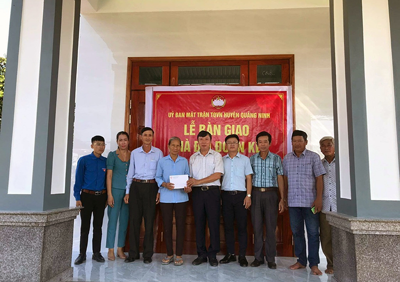 Ủy ban MTTQ Việt Nam huyện Quảng Ninh trao tiền hỗ trợ làm nhà cho bà Trần Thị Kiệm, thôn Kim Nại, xã An Ninh.