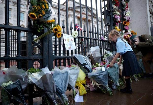 Người dân đặt hoa tưởng niệm Nữ hoàng Elizabeth II tại London, Anh ngày 10/9/2022.(Nguồn: AFP/TTXVN)