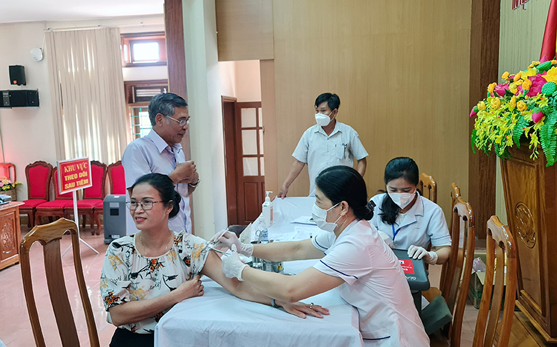 Cán bộ công chức, viên chức và người lao động huyện Quảng Ninh tham gia tiêm vắc-xin phòng, chống Covid-19 mũi 3 và mũi 4.