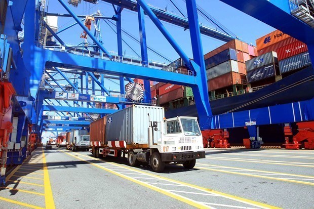 Bốc dỡ container tại cảng Hải Phòng. (Ảnh: An Đăng/TTXVN)