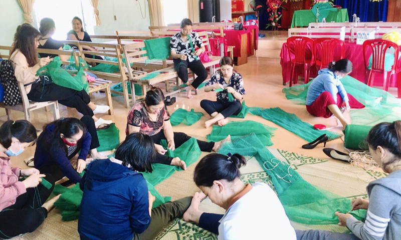  Hội viên, phụ nữ xã Bảo Ninh đan túi lưới đựng rác thải nhựa.