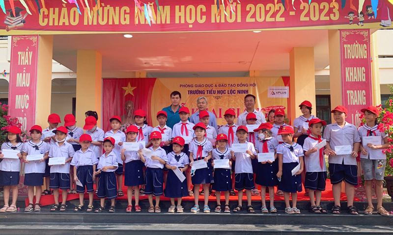 Trao tặng quà cho học sinh nghèo ở Trường tiểu học Lộc Ninh.