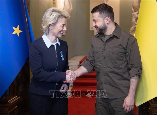 Chủ tịch Ủy ban châu Âu Ursula von der Leyen (trái) trong cuộc gặp Tổng thống Ukraine Volodymyr Zelensky tại Kiev, ngày 8/4/2022. Ảnh tư liệu: AFP/TTXVN