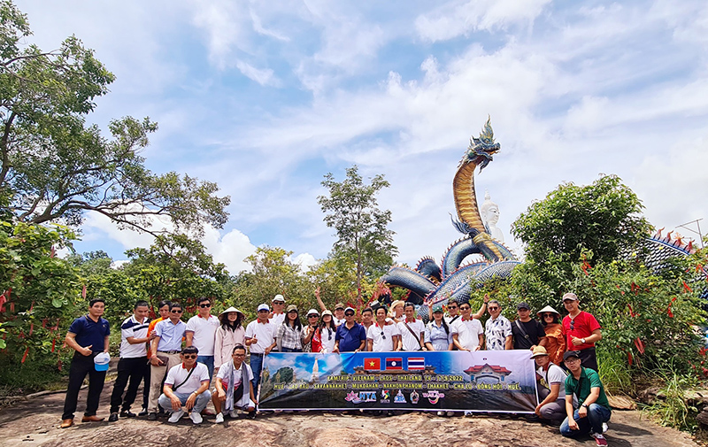Đoàn famtrip tham quan tại chùa Manorom, TP. Mukdahan (Thái Lan). 