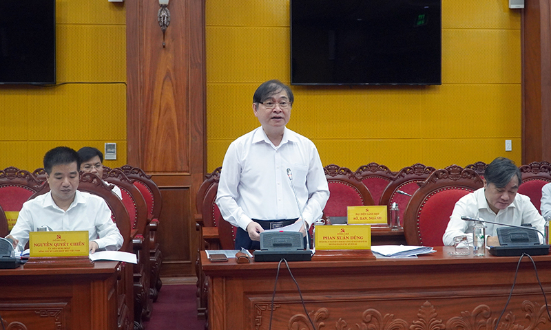 Đồng chí Bí thư Đảng đoàn, Chủ tịch Liên hiệp các Hội KH và KT Phan Xuân Dũng đặt vấn đề về nội dung khảo sát