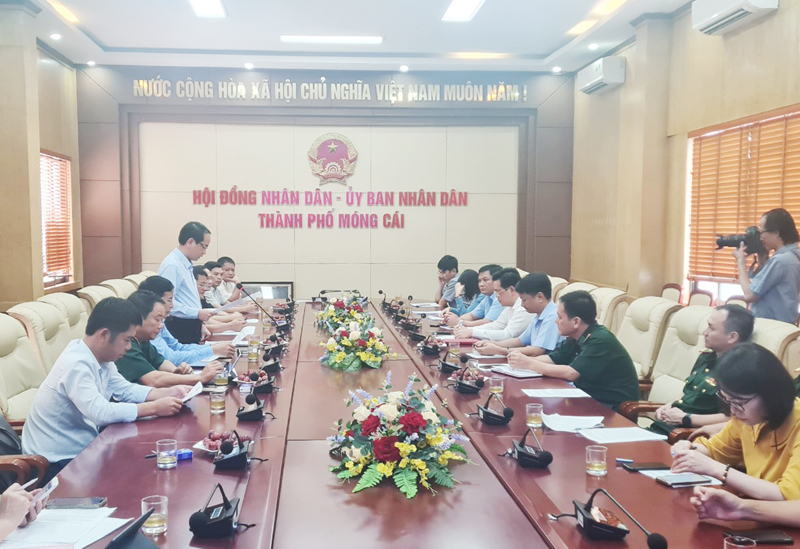 Đồng chí Phó Chủ tịch UBND tỉnh Phan Mạnh Hùng đánh giá cao những kinh nghiệm trong quản lý hoạt động dịch vụ tại các cửa khẩu của tỉnh Lạng Sơn. 