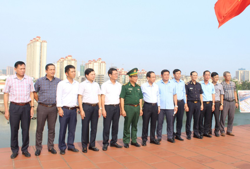 Đồng chí Phó Chủ tịch UBND tỉnh Phan Mạnh Hùng và đoàn công tác tham quan một số khu vực ở Khu KTCK Móng Cái.