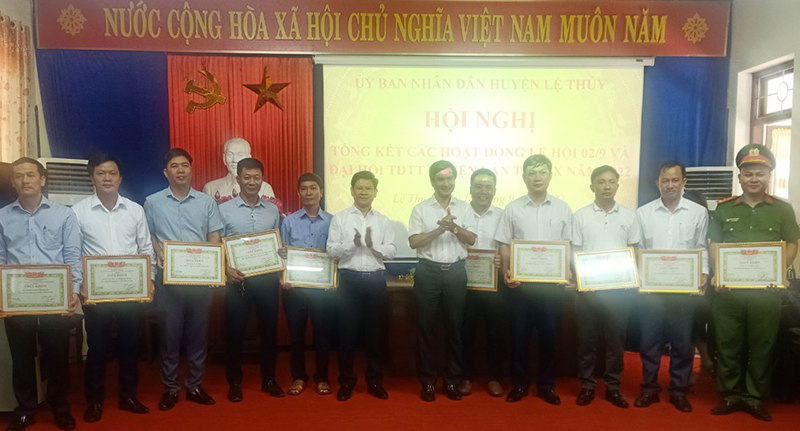 Lãnh đạo huyện Lệ Thủy trao giấy khen cho các tập thể có thành tích trong công tác tổ chức lễ hội 2/9 và Đại hội TD-TT huyện.