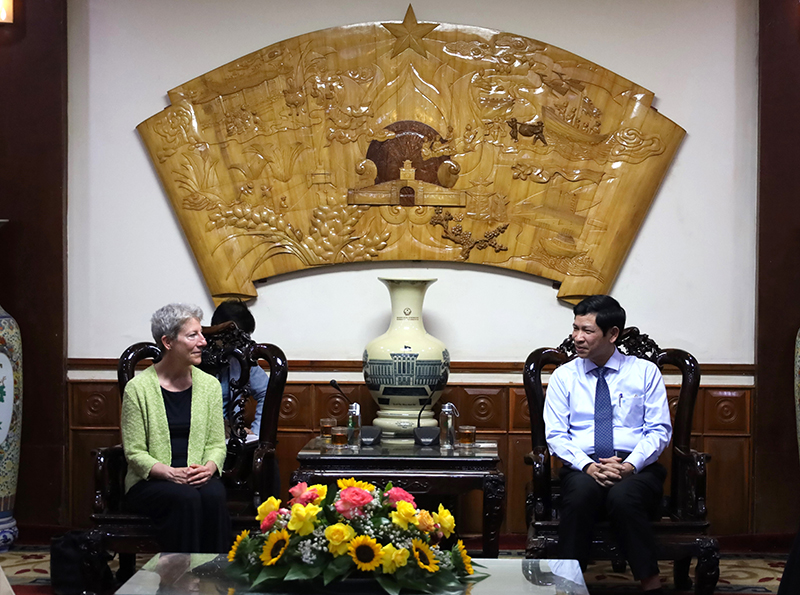 Đồng chí Phó Chủ tịch UBND tỉnh Hồ An Phong bày tỏ vui mừng được đón tiếp bà Donna Welton và đoàn công tác Đại sứ quán Hoa Kỳ.