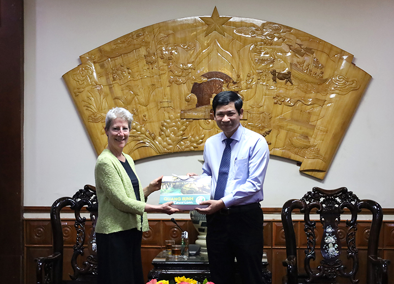 Đồng chí Phó Chủ tịch UBND tỉnh Hồ An Phong tặng quà lưu niệm cho bà Donna Welton.