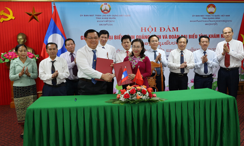 Lễ ký kết biên bản hợp tác hữu nghị, toàn diện giai đoạn 2022-2024 giữa lãnh đạo Ủy ban Mặt trận hai tỉnh Quảng Bình-Khăm Muộn.