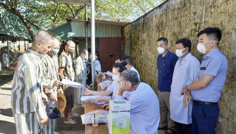  CDC Quảng Bình phối hợp khám sàng lọc bệnh lao cho phạm nhân tại Trại giam Đồng Sơn.