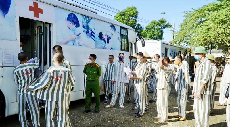  Công ty cổ phần Đầu tư và Phát triển y tế Việt Nhật thực hiện chụp X-Quang lồng ngực cho phạm nhân bằng xe X-Quang kỹ thuật số lưu động.
