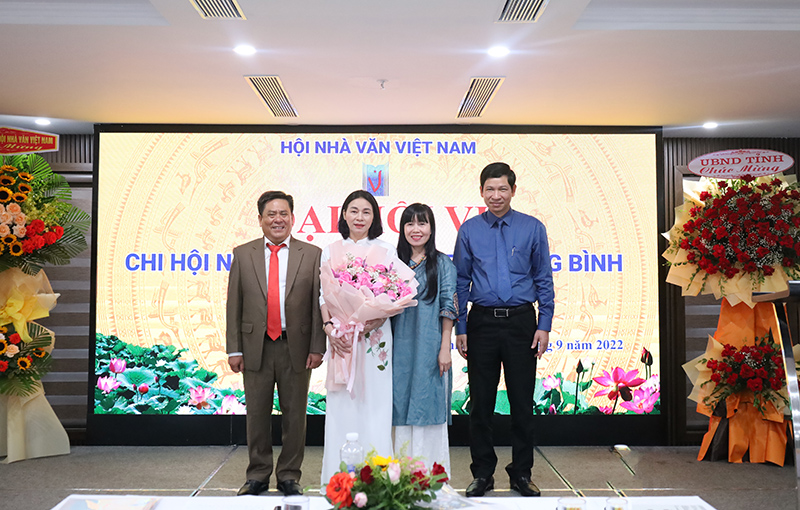 Đồng chí Phó Chủ tịch UBND tỉnh Hồ An Phong tặng hoa chúc mừng BCH Chi hội Hội Nhà văn Việt Nam tại Quảng Bình nhiệm kỳ 2022-2027.