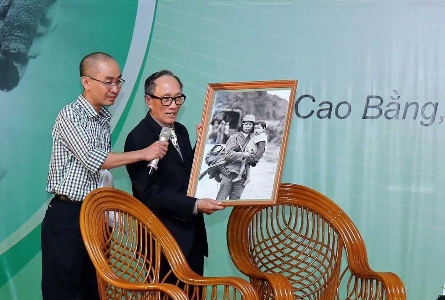 Nhà báo, NSNA Trần Mạnh Thường trong buổi gặp mặt nhân vật trong bức ảnh nổi tiếng “Cô bộ đội bế bé gái” sau 37 năm.