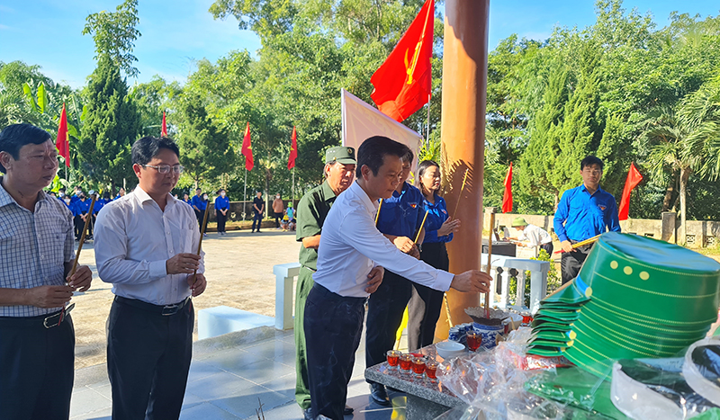 Lãnh đạo huyện Quảng Ninh dâng hương tưởng niệm các anh hùng, liệt sỹ tại Nhà bia tưởng niệm 16 TNXP tại bến phà Long Đại.
