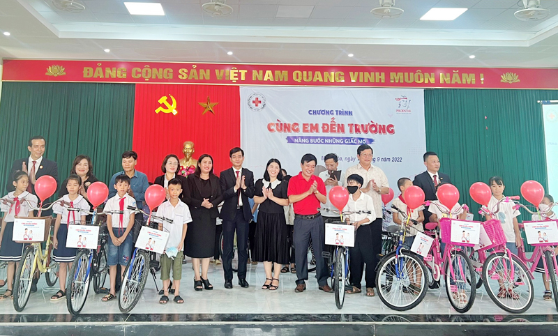 Lãnh đạo Hội Chữ Thập đỏ tỉnh Quảng Bình và Văn phòng Tổng đại lý Prudential Ba Đồn trao tặng xe đạp cho các em học sinh nghèo hiếu học của huyện Minh Hóa.