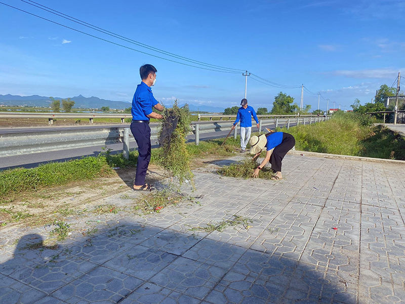 Đoàn viên thanh niên huyện Quảng Ninh tham gia dọn vệ sinh môi trường hưởng ứng “Ngày chủ nhật xanh”.