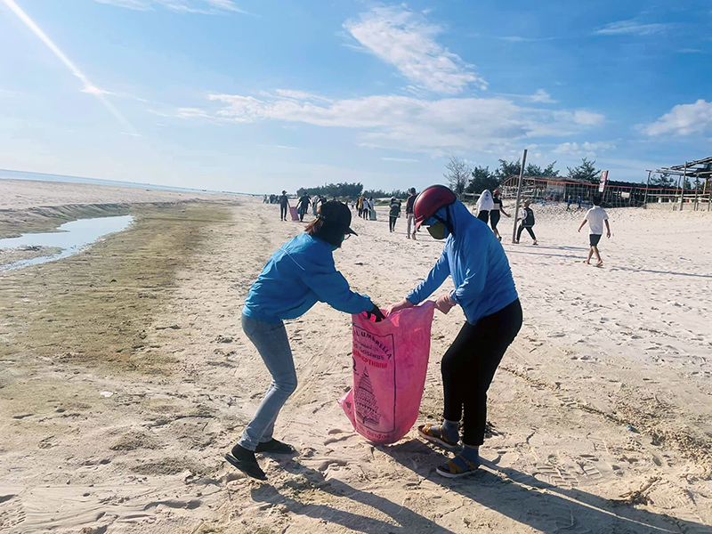 Đoàn xã Hải Ninh thu gom rác thải dọc bờ biển .