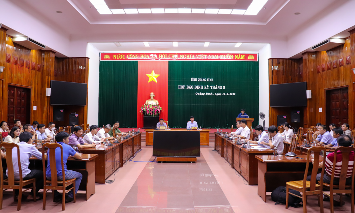 Đồng chí Phó Chủ tịch UBND tỉnh Hồ An Phong và đồng chí Phó trưởng Ban Tuyên giáo Tỉnh ủy Trần Ngọc Ánh cung cấp thông tin cho báo chí định kỳ.