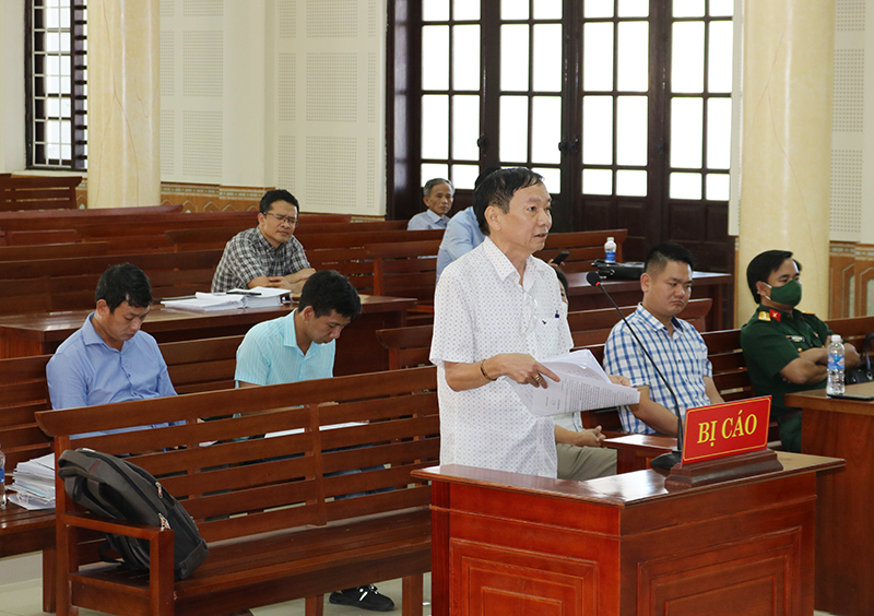 Bị cáo Nguyễn Văn Thuận, nguyên Giám đốc  Ban QLDAMT và BĐKH TP. Đồng Hới trình bày tại phiên xét xử sáng 19/9