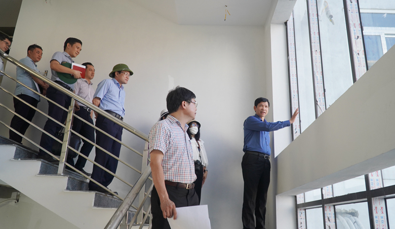 Đồng chí Phó Chủ tịch UBND tỉnh Hồ An Phong kiểm tra thực địa dự án Trung tâm TT-GDSK tỉnh.