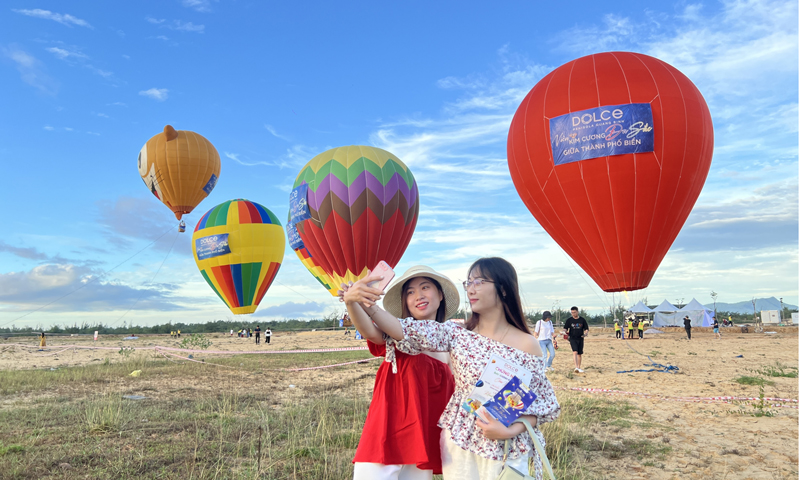 Lễ hội khinh khí cầu thu hút sự quan tâm của du khách khi đến với TP. Đồng Hới.
