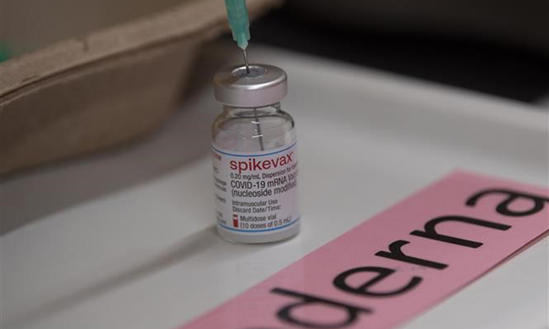 Vaccine phòng COVID-19 Spikevax của hãng dược phẩm Moderna. (Ảnh: AFP/TTXVN)