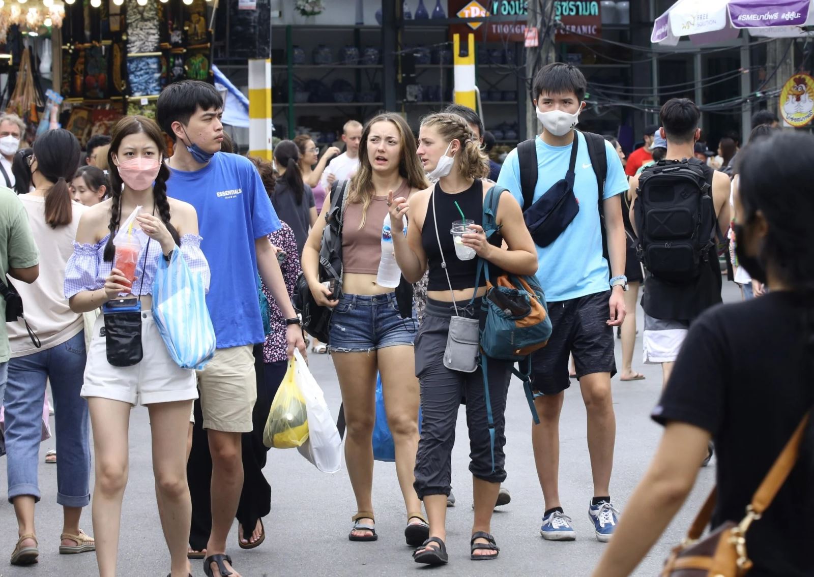 Khách du lịch dạo một khu chợ ở Bangkok hôm 17/9. Thái Lan đang đặt mục tiêu đón 8 triệu người nước ngoài trong năm nay để bổ sung nguồn dự trữ ngoại hối đã cạn kiệt. Ảnh: EPA-EFE