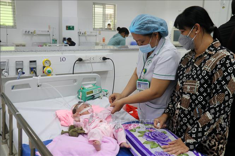 Bác sĩ Bệnh viện Sản - Nhi Kiên Giang khám, điều trị cho trẻ sốt xuất huyết. Ảnh minh họa: Lê Huy Hải/TTXVN